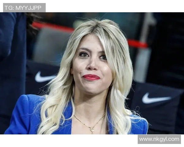 足球场上的魅力与挑战 女生喷球星背后的故事与情感纠葛